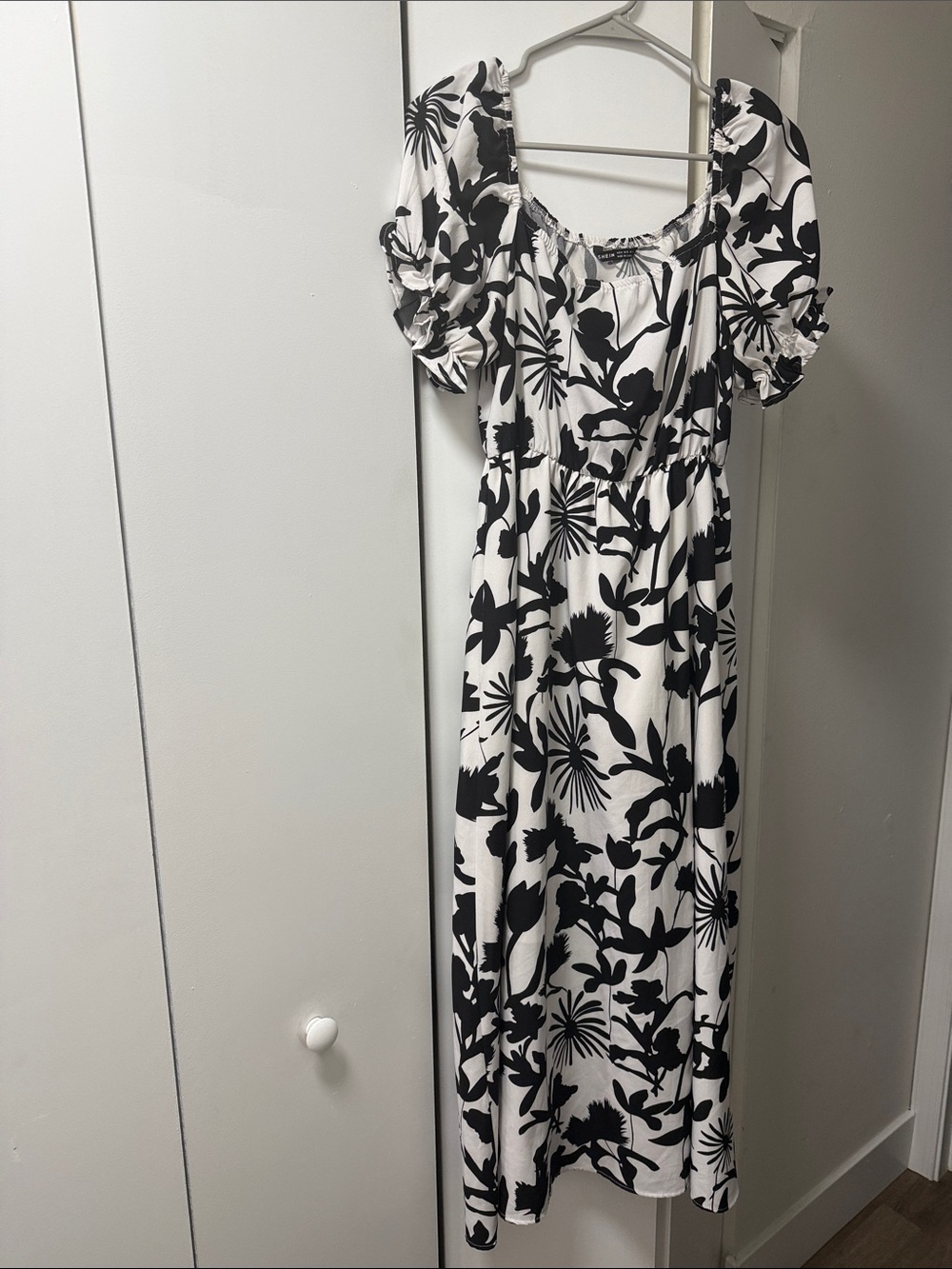 Black & White Floral Puff-Sleeve Maxi Dress
